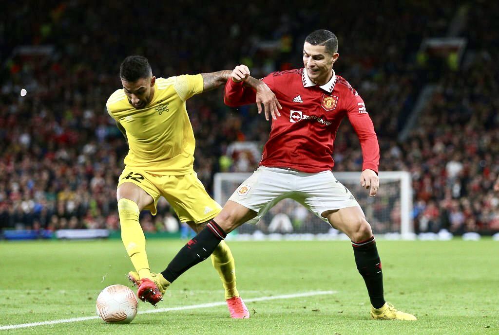Renan Guedes, com a camisa do Sheriff Tiraspol, disputa a bola com Cristiano Ronaldo, do Manchester United.