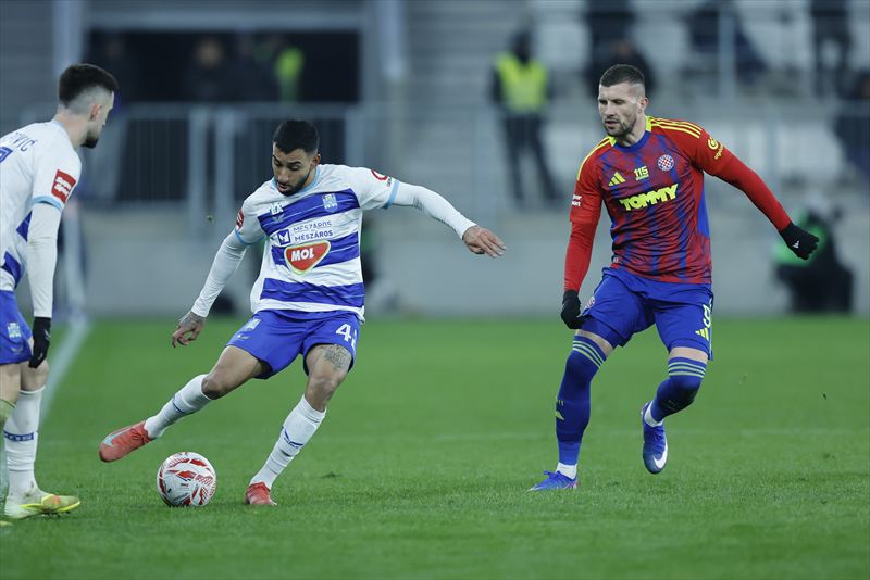 Renan Guedes, com a camisa do NK Osijek, conduz a bola durante uma partida.